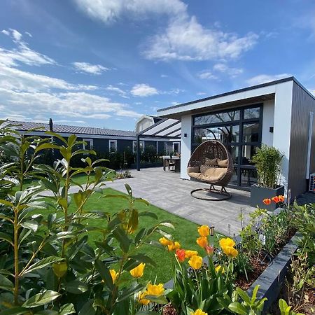 Luxus Cube Ferienhaus Chalet Am See Mit Schwimmbad In Lathum Nl Esterno foto