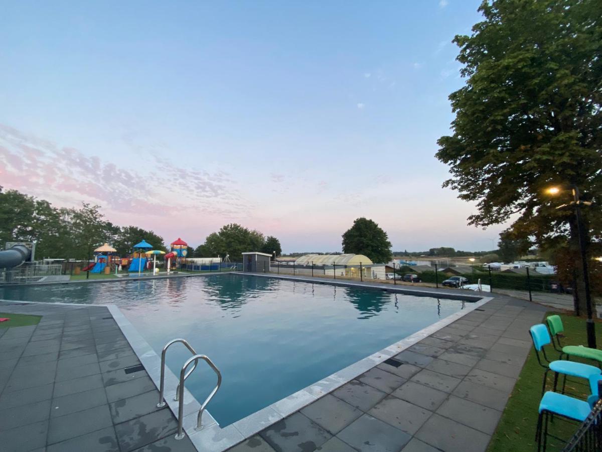 Luxus Cube Ferienhaus Chalet Am See Mit Schwimmbad In Lathum Nl Esterno foto