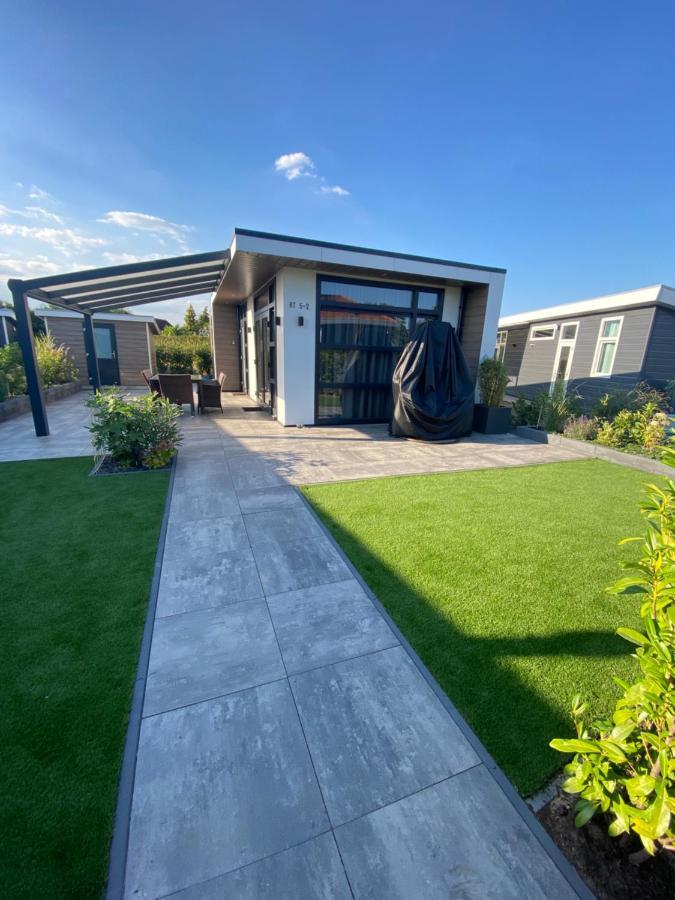 Luxus Cube Ferienhaus Chalet Am See Mit Schwimmbad In Lathum Nl Esterno foto