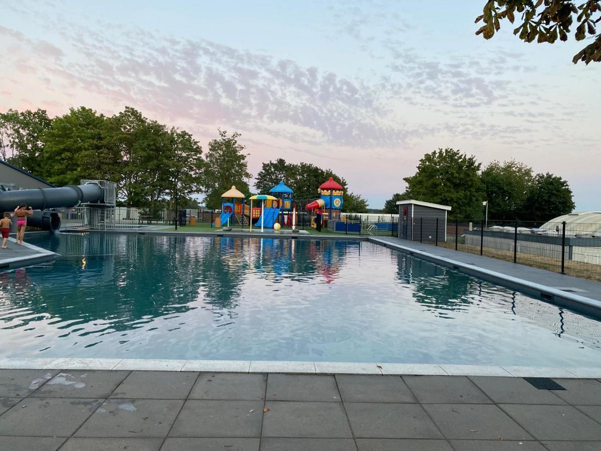 Luxus Cube Ferienhaus Chalet Am See Mit Schwimmbad In Lathum Nl Esterno foto