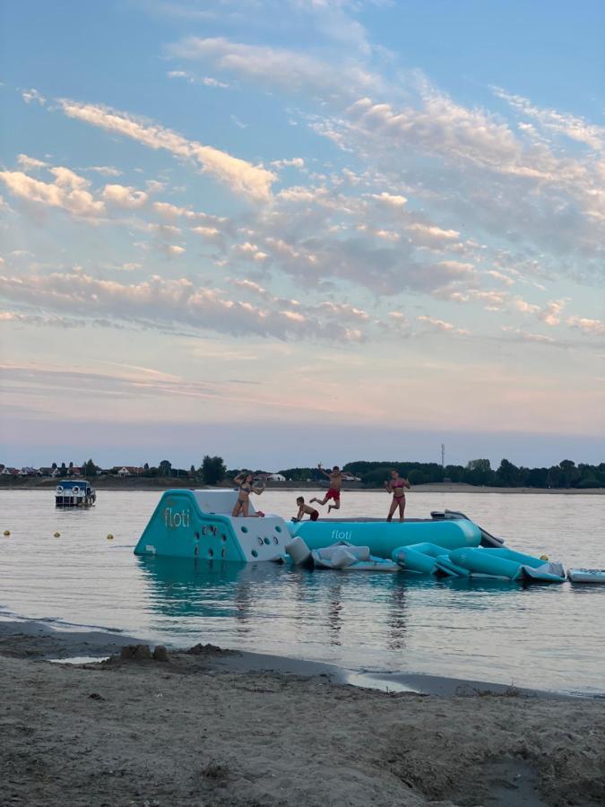 Luxus Cube Ferienhaus Chalet Am See Mit Schwimmbad In Lathum Nl Esterno foto