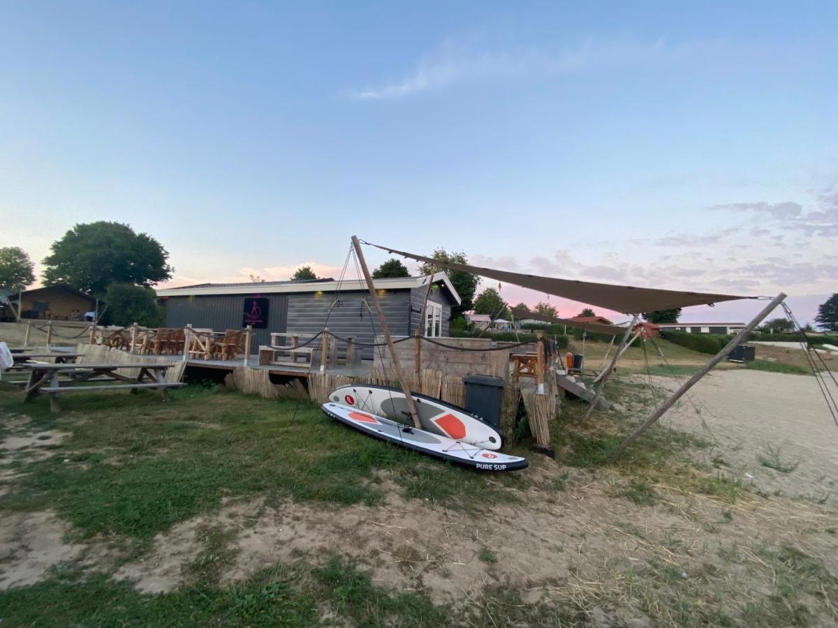 Luxus Cube Ferienhaus Chalet Am See Mit Schwimmbad In Lathum Nl Esterno foto