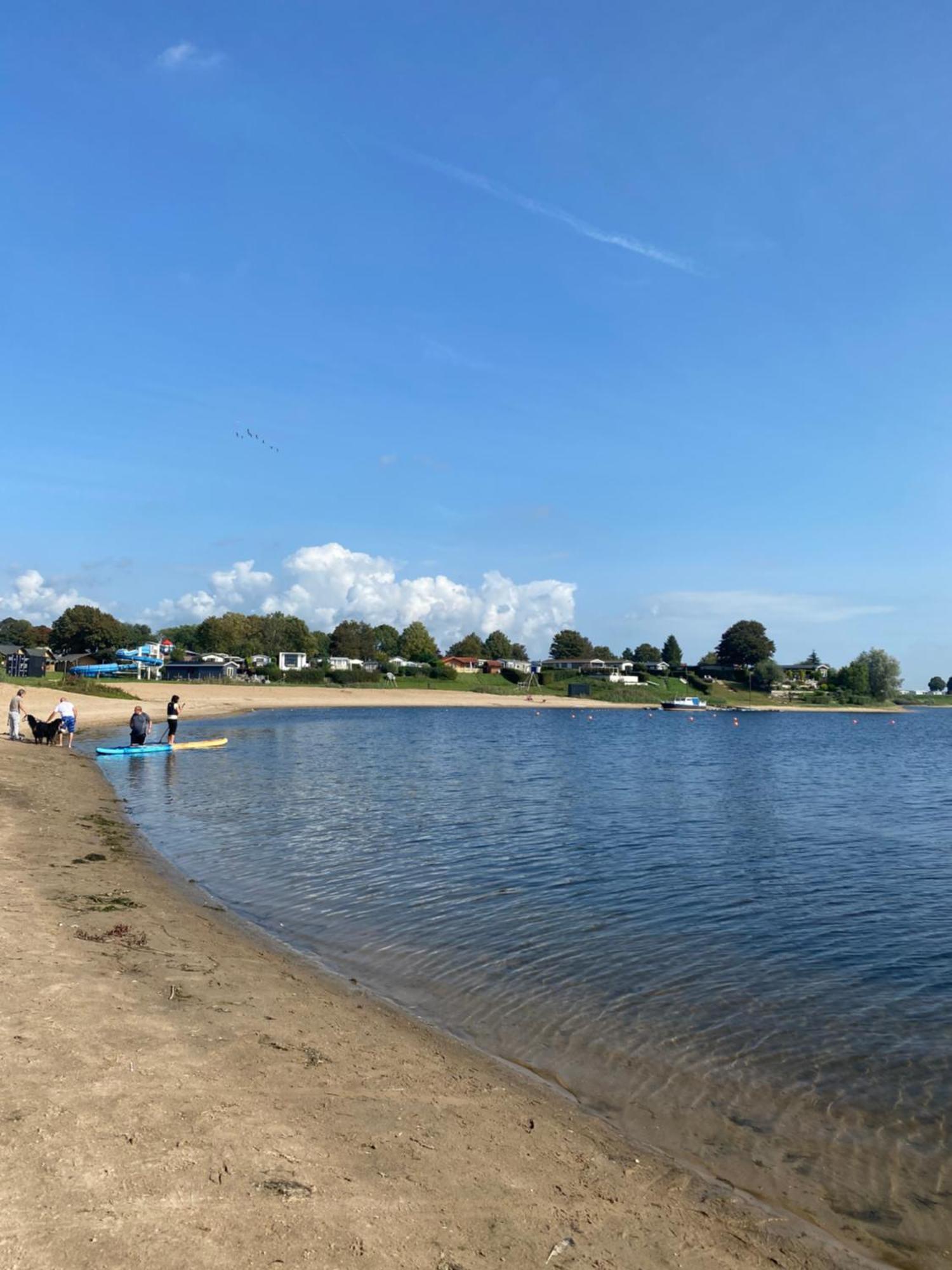 Luxus Cube Ferienhaus Chalet Am See Mit Schwimmbad In Lathum Nl Esterno foto