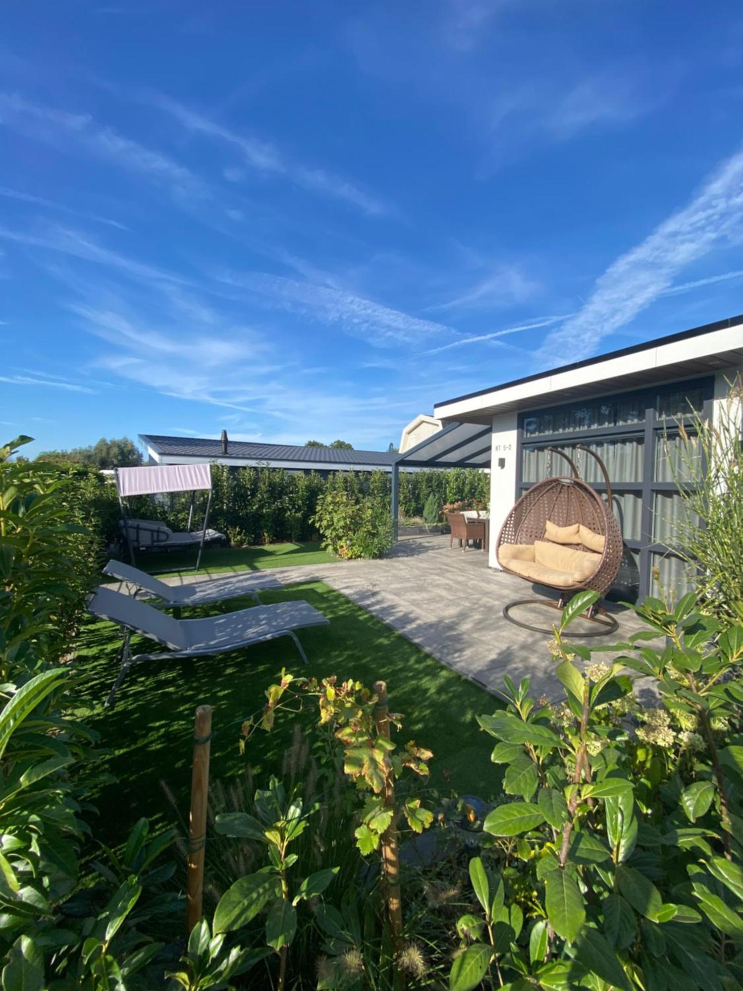 Luxus Cube Ferienhaus Chalet Am See Mit Schwimmbad In Lathum Nl Esterno foto