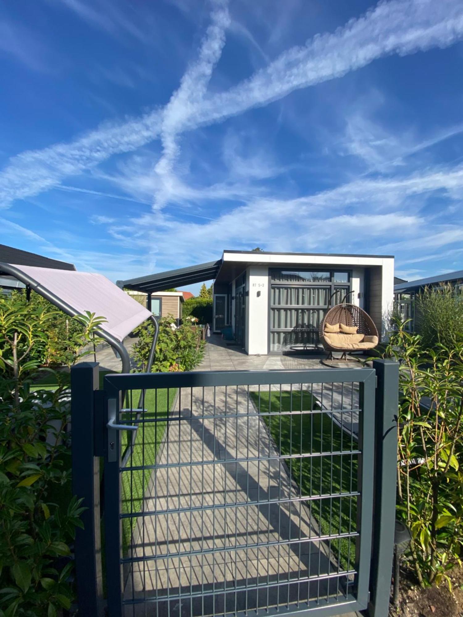 Luxus Cube Ferienhaus Chalet Am See Mit Schwimmbad In Lathum Nl Esterno foto